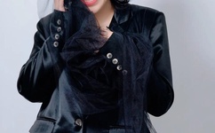 强迫女生喝水憋尿图片